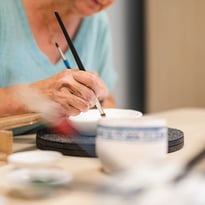 Démonstration de fabrication et de décoration de faïence