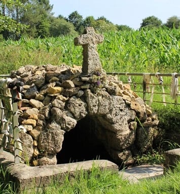 Fontaine, chapelle et concert à Ousse-Suzan