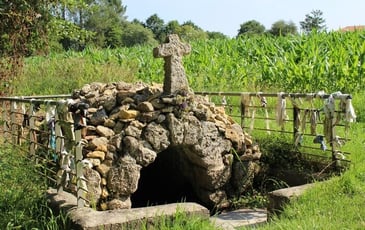 Fontaine, chapelle et concert à Ousse-Suzan