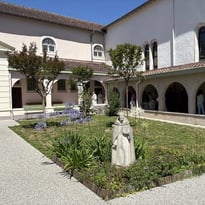 Visitez librement le cloître et découvrez les vitraux de la chapelle du monastère Saint-Dominique