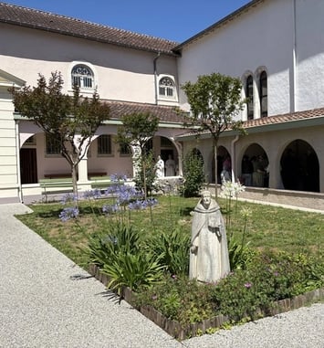 Visitez librement le cloître et découvrez les vitraux de la chapelle du monastère Saint-Dominique