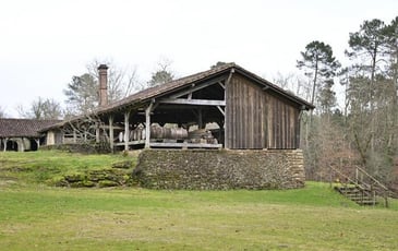 Visite commentée d'un ancien atelier de distillation de la gemme récemment rénové