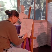 Grand cours de dessin au musée