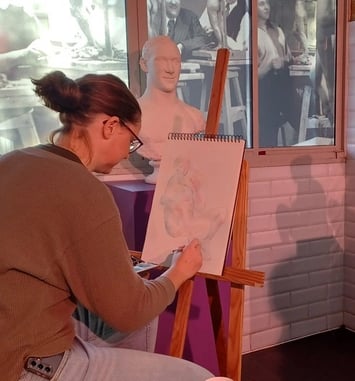 Grand cours de dessin au musée
