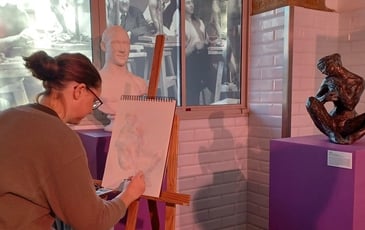 Grand cours de dessin au musée