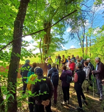 Visite du site archéologique des grottes du Pape, En randonnée via le sentier des grottes