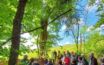 Visite du site archéologique des grottes du Pape, En randonnée via le sentier des grottes