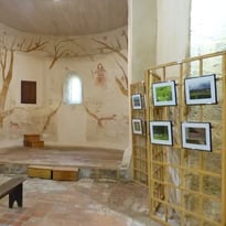 Exposition de photographies dans l'église du XIIème siècle