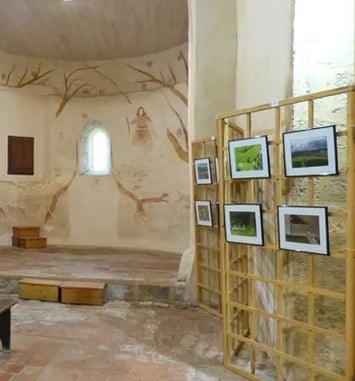 Exposition de photographies dans l'église du XIIème siècle