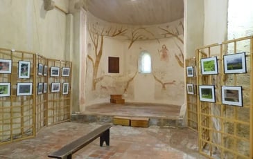 Exposition de photographies dans l'église du XIIème siècle