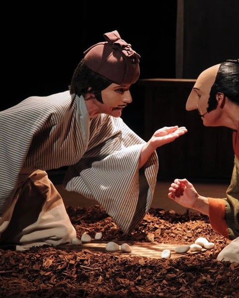 Caché dans son buisson de lavande, Cyrano sentait bon la lessive