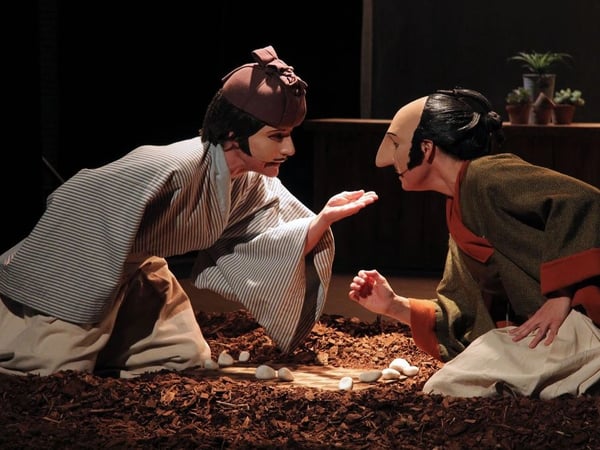 Caché dans son buisson de lavande, Cyrano sentait bon la lessive