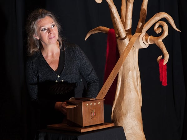 Saison culturelle // Ambassades du Conte : Rouge écharpe Florence Férin [Compagnie C’est-à-Dire]