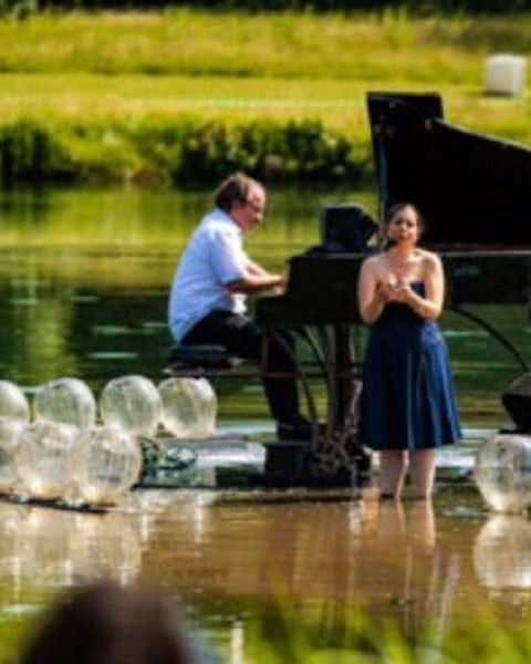 Le piano sur le lac et duo Movere