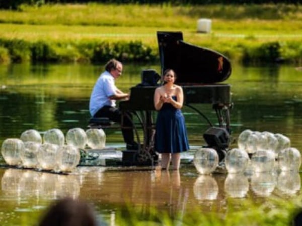 Le piano sur le lac et duo Movere